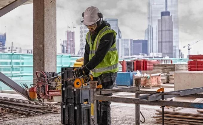DeWALT DCG418N
