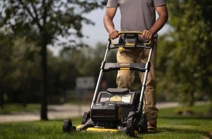 DeWALT DCMWP134N