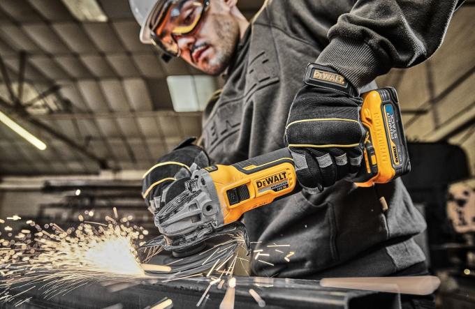 DeWALT DCG405P2