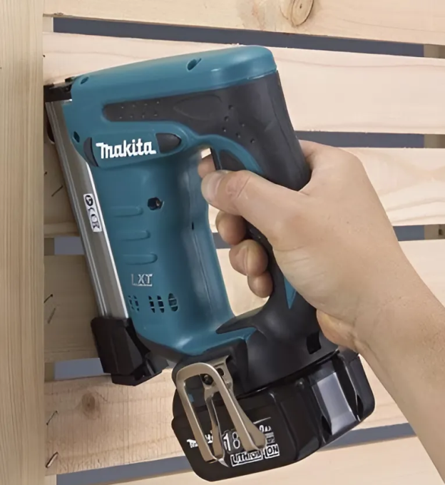 Makita DST221Z