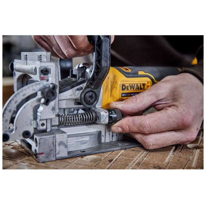 DeWALT DCW682NT